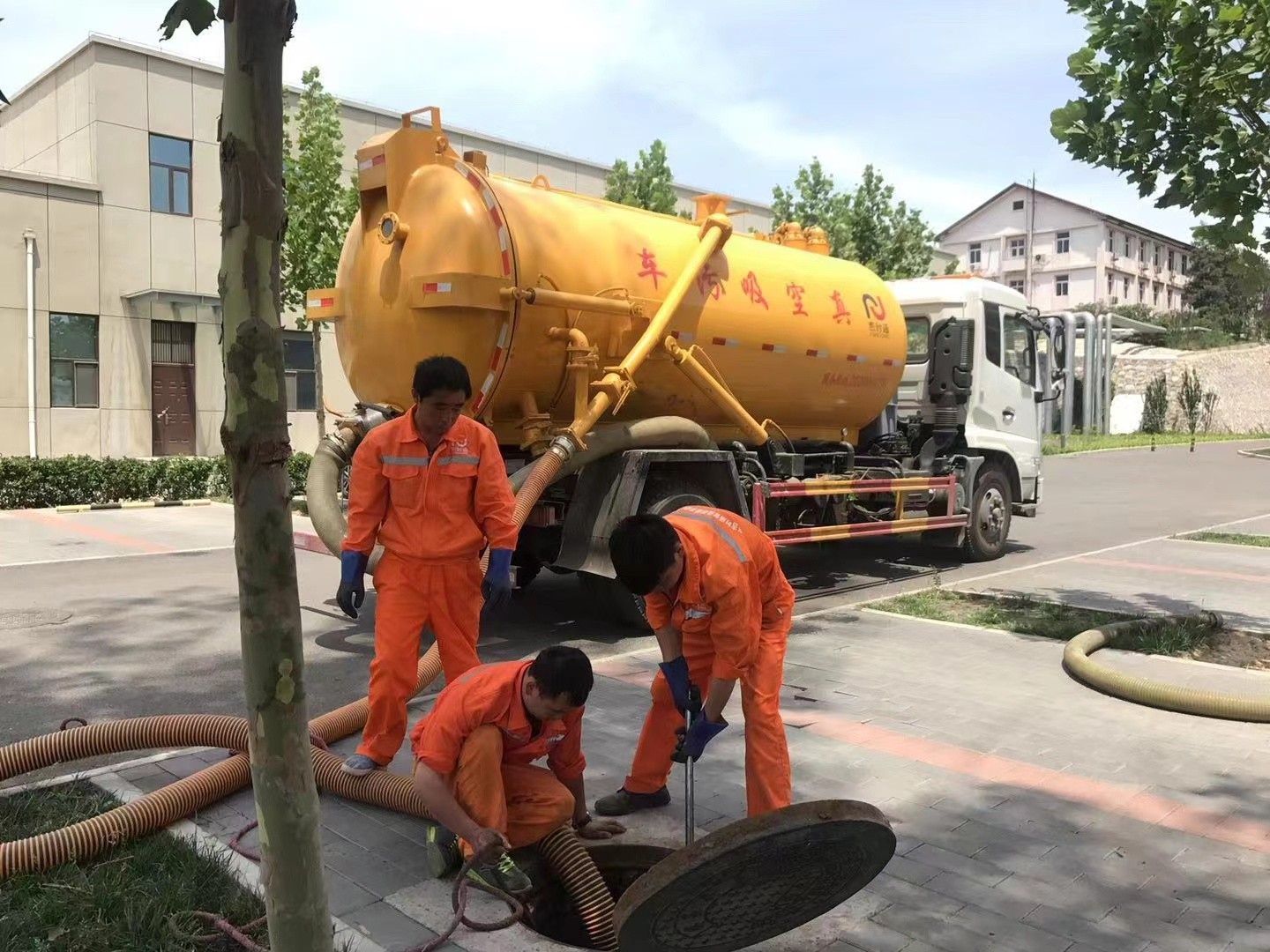 新华管道疏通车停在窨井附近