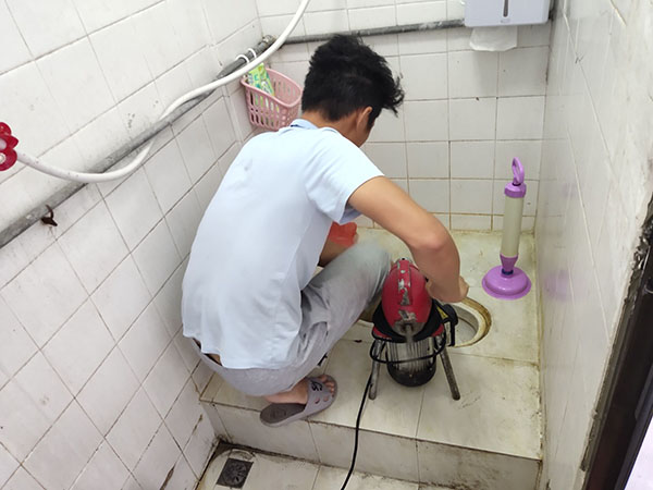 新华管道堵塞冒臭气 专业师傅现场解决问题
