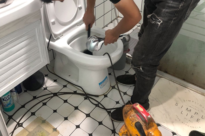 新华马桶堵塞自己疏通还是找师傅？专业上门服务让你省时更省心